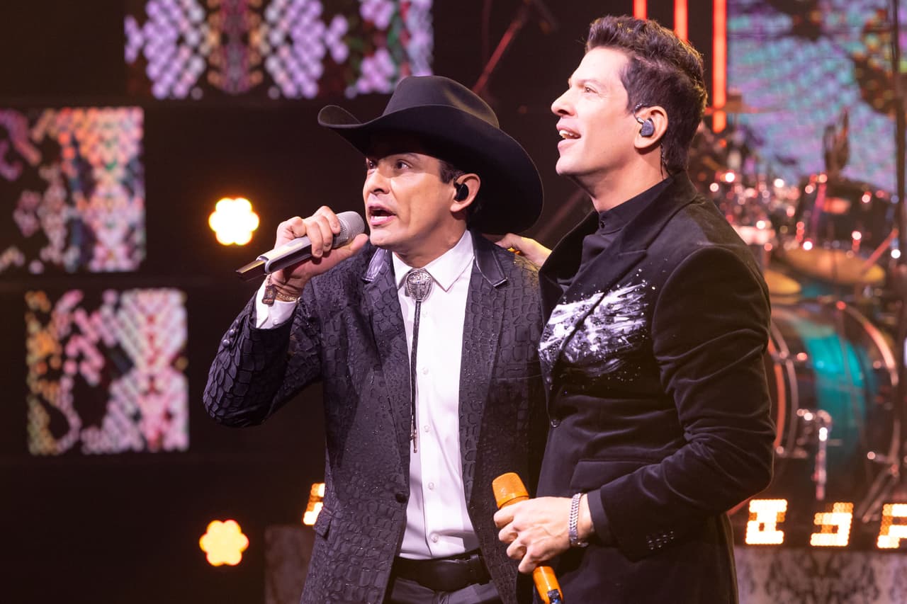 <b>Yahir se reencuentra con Victor García</b>
<br>
<br>Luego de años de haber comenzado en el mismo reality show de canto, Yahir y Victor García tomaron el escenario de Juego de Voces para interpretar “Otra vez” y cautivar al público con la potencia de su interpretación.