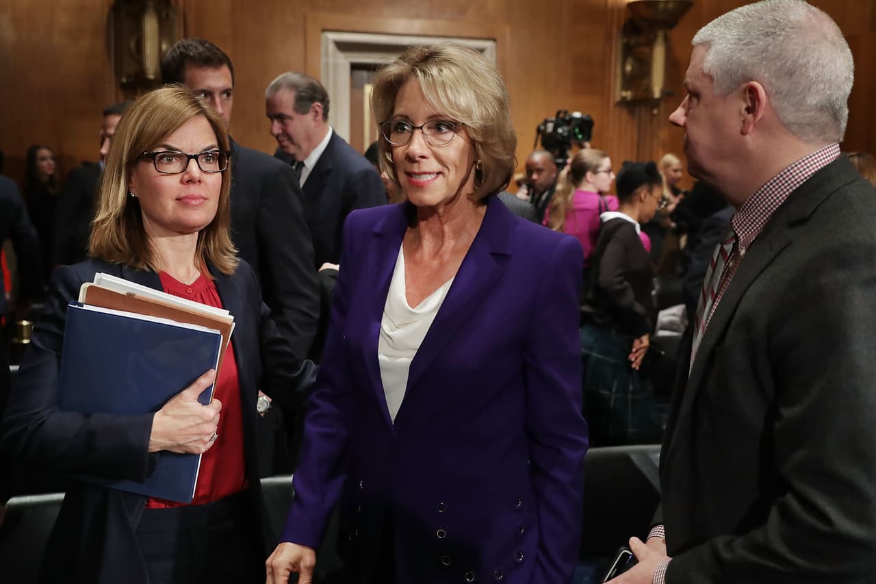 Dos senadoras republicanas complican la confirmación de Betsy DeVos como secretaria de Educación