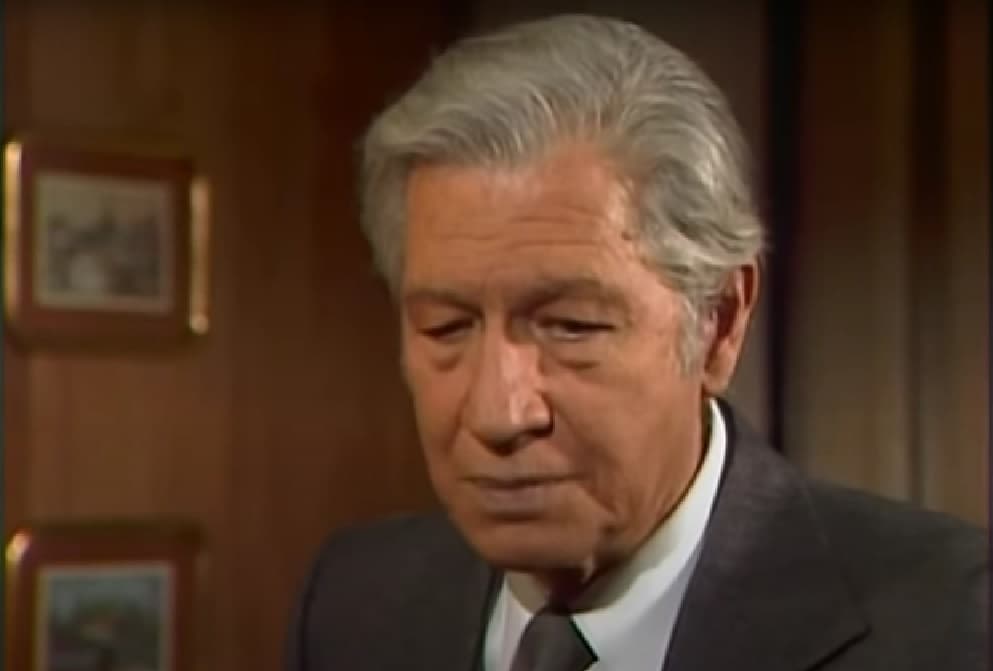 Por otro lado, en la original el actor 
<b>Augusto Benedico</b> interpretó a Alberto Salvatierra: el padre de Luis Alberto y benefactor de Mariana, pues es él quien la ayuda y educa cuando la muchacha llega a su casa.