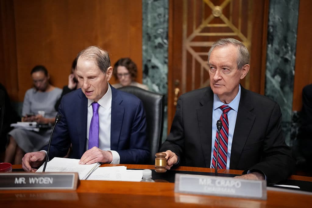 El presidente del Comité de Finanzas del Senado, el senador Mike Crapo (republicano por Idaho), y el senador Ron Wyden (demócrata por Oregón), miembro de mayor rango, presiden una audiencia con el secretario de Salud y Servicios Humanos, Robert Kennedy Jr., en el edificio Dirksen de oficinas del Senado el 4 de septiembre de 2025 en Washington, D.C. El comité se reunió para escuchar testimonios sobre la agenda de salud del presidente Trump para 2026.