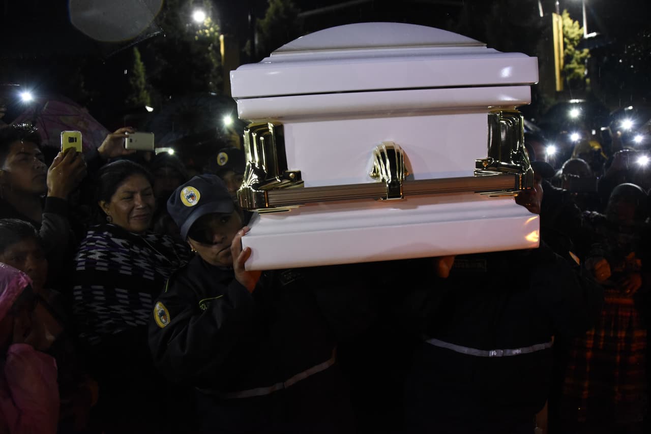 El féretro fue transportado por los habitantes del pueblo natal de la joven guatemalteca.
<br>