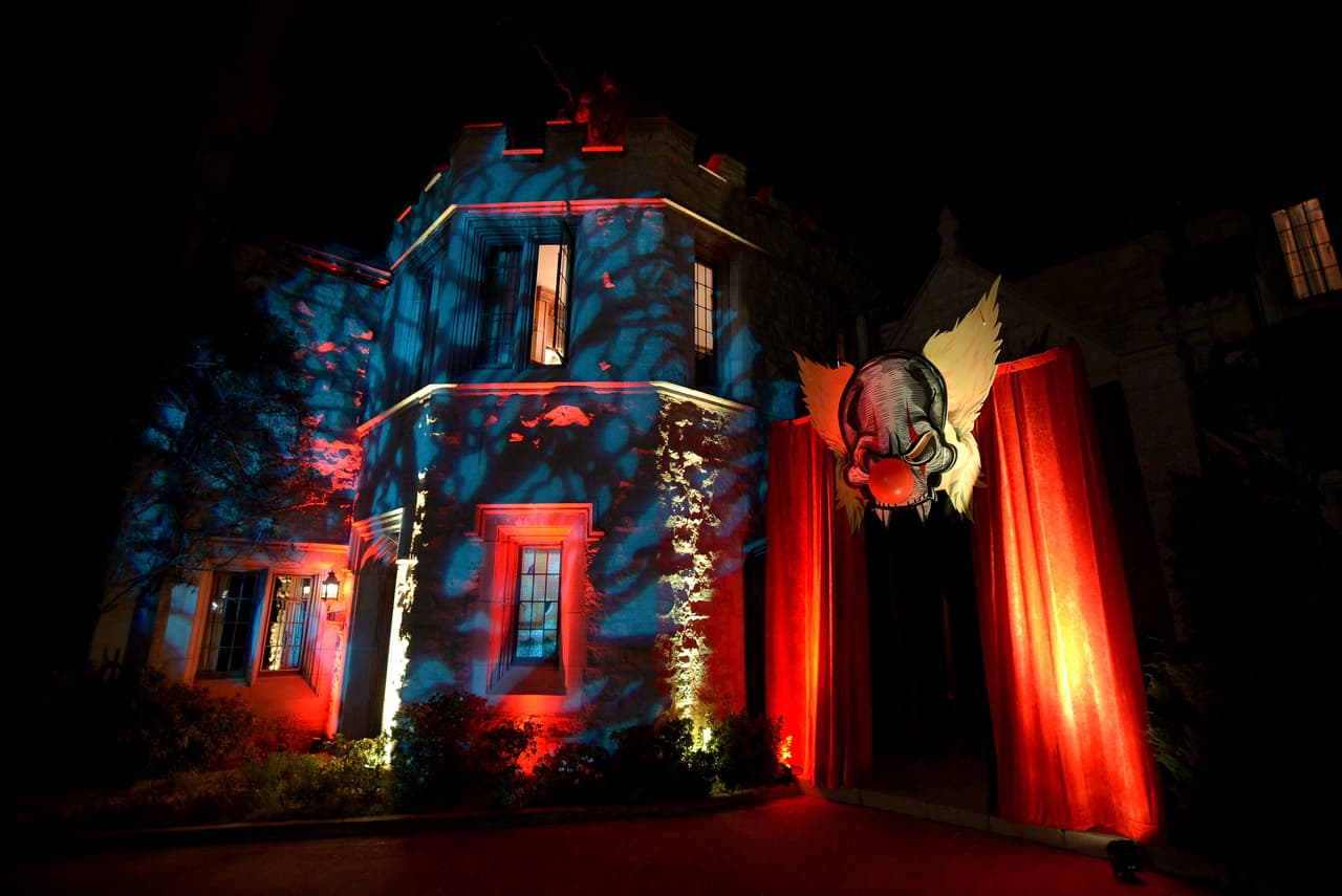 Incluso la mansión fue decorada para provocar un espanto a quien llegara.