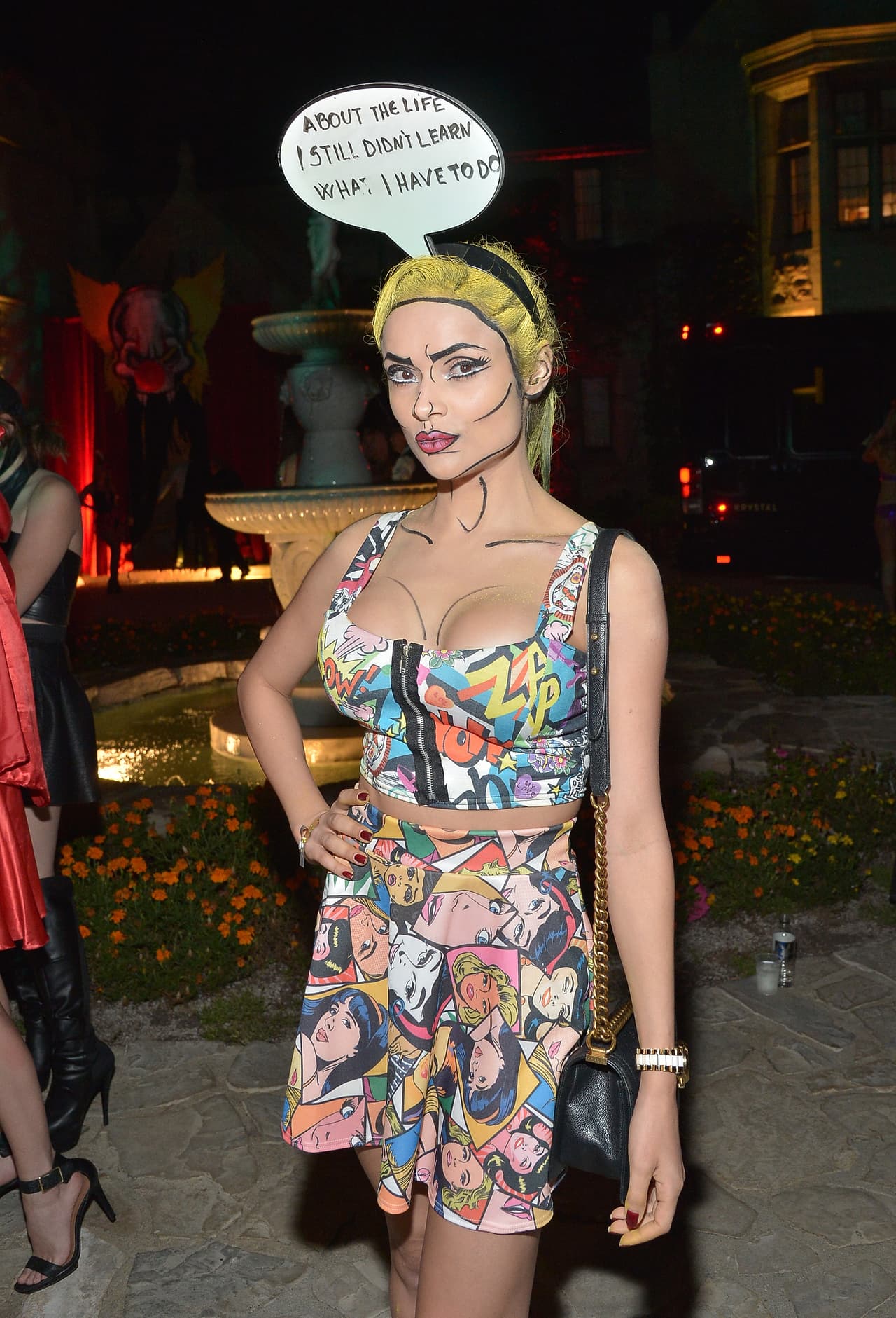 Algunas de las chicas optaron por versiones caricaturescas de disfraces.