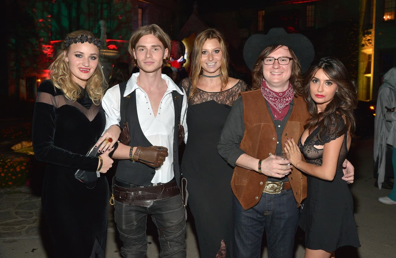 Personalidades del cine y la televisión se encontraban en cada rincón de la mansión Playboy.