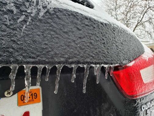 Las frías temperaturas congelan a un carro de por fuera.