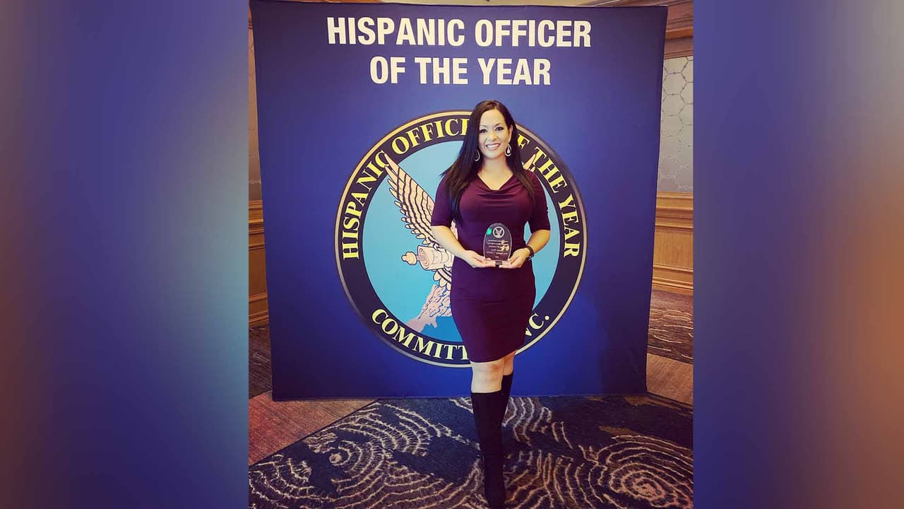 Deysy Ríos reportera de Univision 45 recibió un reconocimiento por fungir como maestra de ceremonias durante el evento.