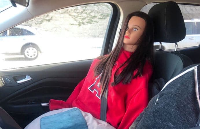 "Automovilista tramposo": este conductor usó un maniquí como pasajero para poder conducir en el carril ‘carpool’ 