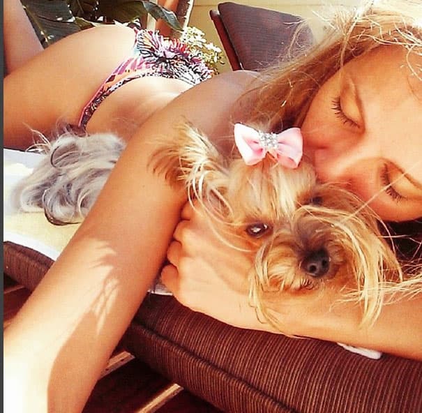 Siempre los lleva a todas partes.