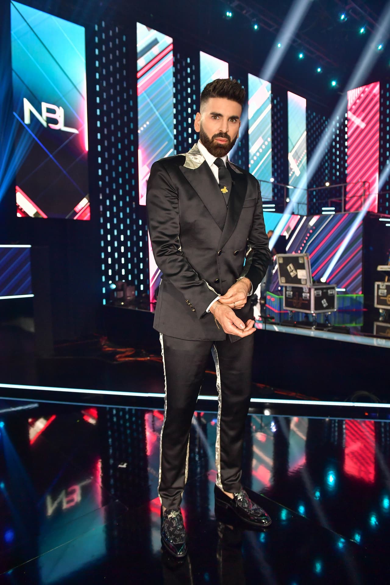 Además su outfit lo completó con unos zapatos de Louis Vuitton y una corbata Gucci.