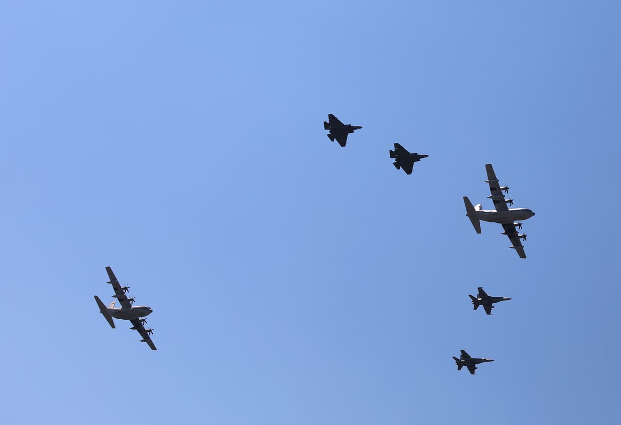 Aviones militares sobrevuelan el National Mall durante los actos del Día de la Independencia en conmemoración del 250 aniversario de la nación, el sábado 4 de julio de 2026.