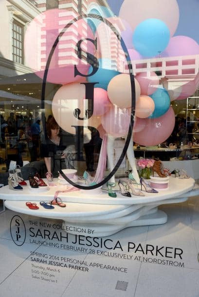 La polifacética actriz, empresaria y madre lanzó su colección de calzado primavera verano donde el romanticismo y lo clásico se impononen a su paso. La estrella de Sex and The City fue acogida por grandes y chicas en un concurrido centro comercial angelino donde sus nuevo diseños se vendieron de inmediato y lo mejor, cada zapato llevó la firma de su creadora de su puño y letra.