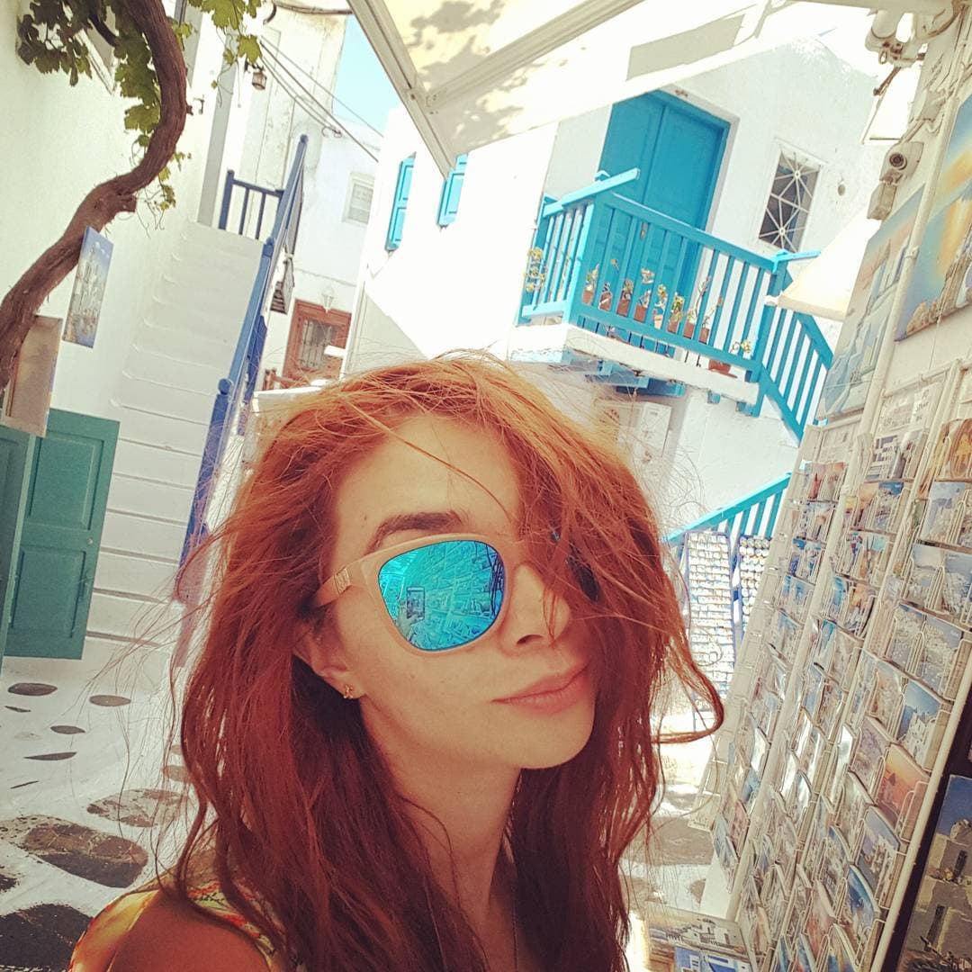 En Mykonos, Grecia, la capitana ya presumía su cabellera roja.