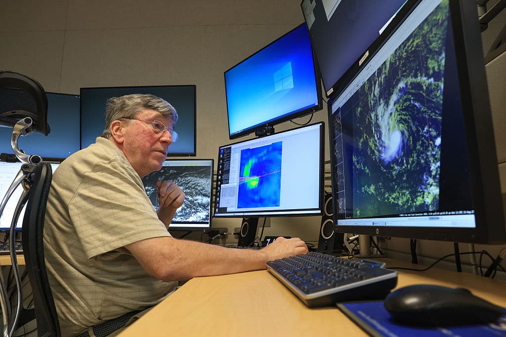 Durante muchos años, Jack Beven ha sido el principal instructor del Centro Nacional de Huracanes en la técnica Dvorak para estimar la intensidad de los ciclones tropicales a partir de imágenes satelitales.