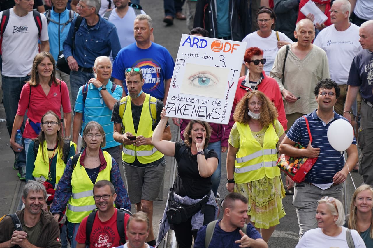 Otra manifestante llevaba un cartel en el que acusaba a las televisoras alemanas de transmitir noticias falsas.
