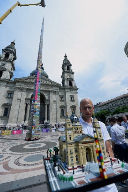 Una alta torre de 34.76 metros de ladrillos de plástico de Lego en Budapest.