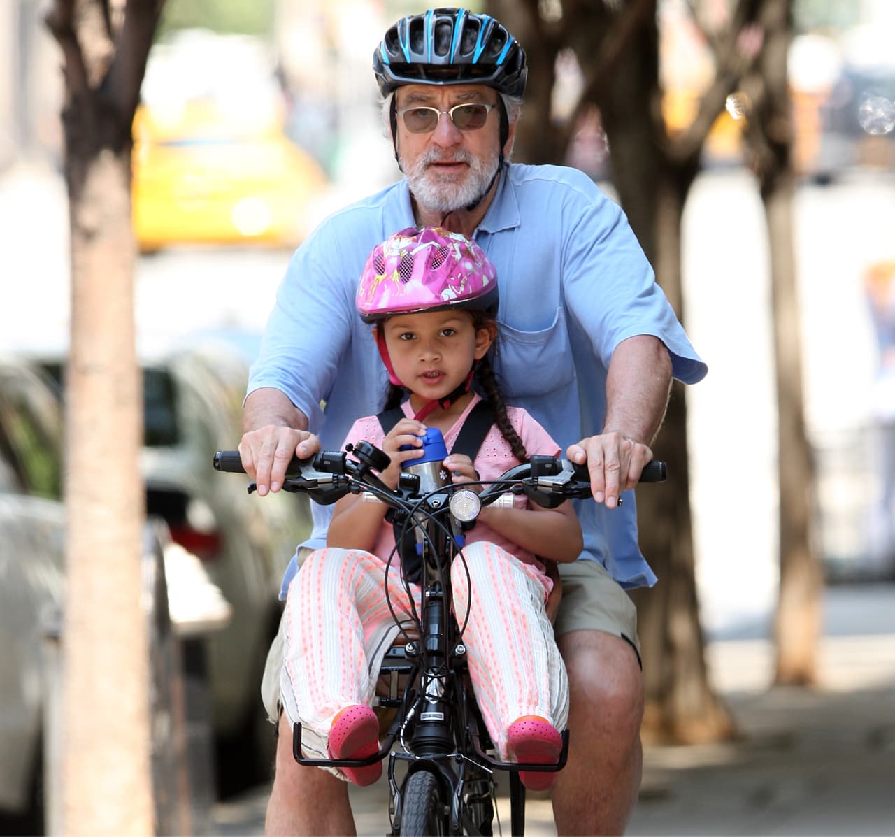 Así es como Robert de Niro se divierte y cuida a la más pequeña de sus hijas.