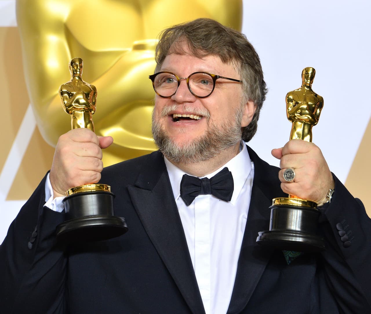 El director mexicano Guillermo del Toro con sus dos premios de la Academia.