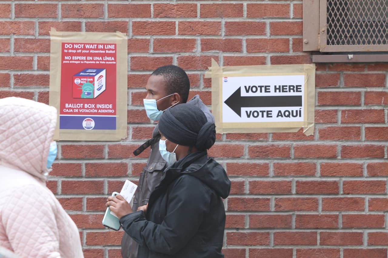 Votantes llegan al centro comunitario del Sur de el Bronx en la Avenida Alexander durante la tarde del martes. Muchos ciudadanos votaron durante la semana previa donde se vió un fllujo mayoritario durante votación anticipada y para sorpresa de muchos hubo escasas filas.
