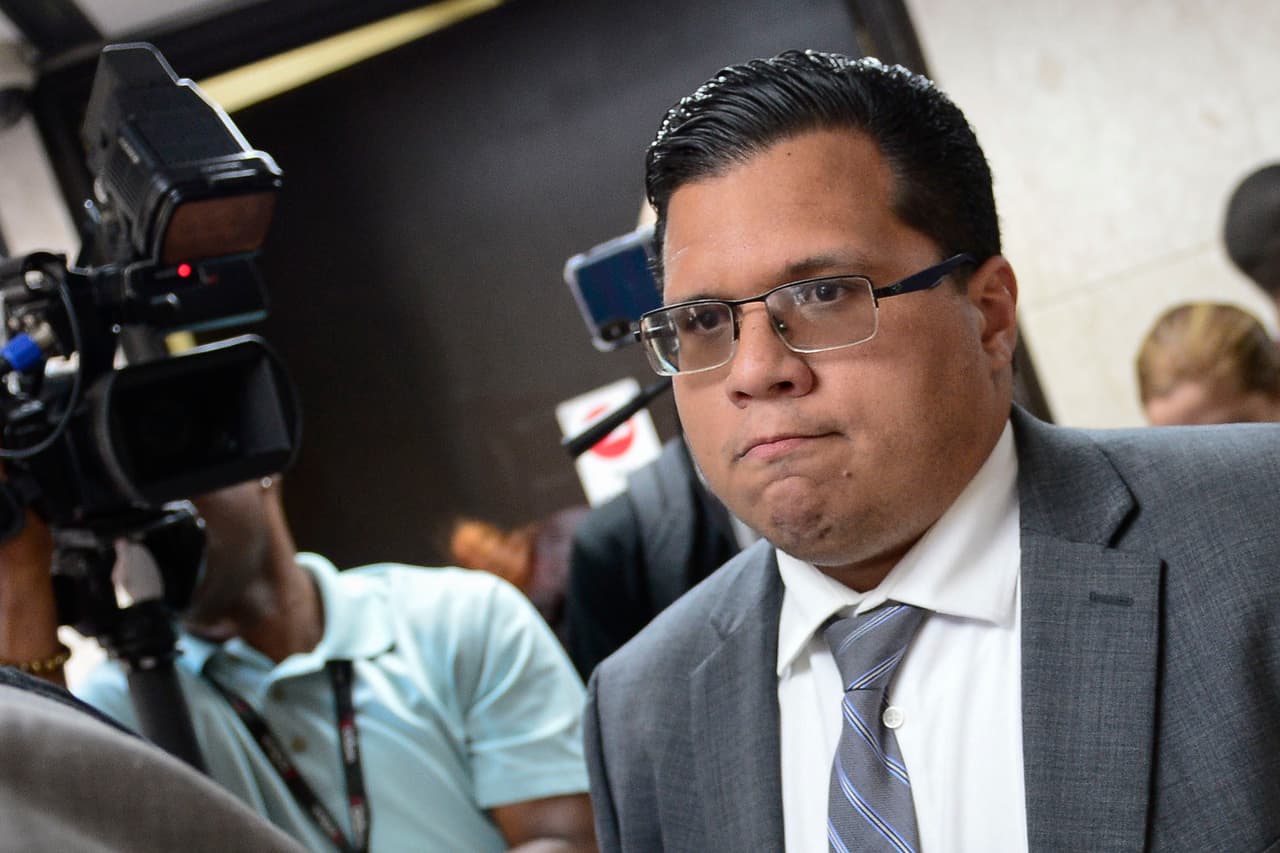 Alfonso Orona, exasesor legal de la gobernación de Puerto Rico compartía diariamente la cifra de asesinatos en la isla. En uno de los mensajes escribe: "A 1/4 de asta por 6 horas". Se refiere Orona, en tono de burla, a la muerte del líder independentista Carlos Gallisála.