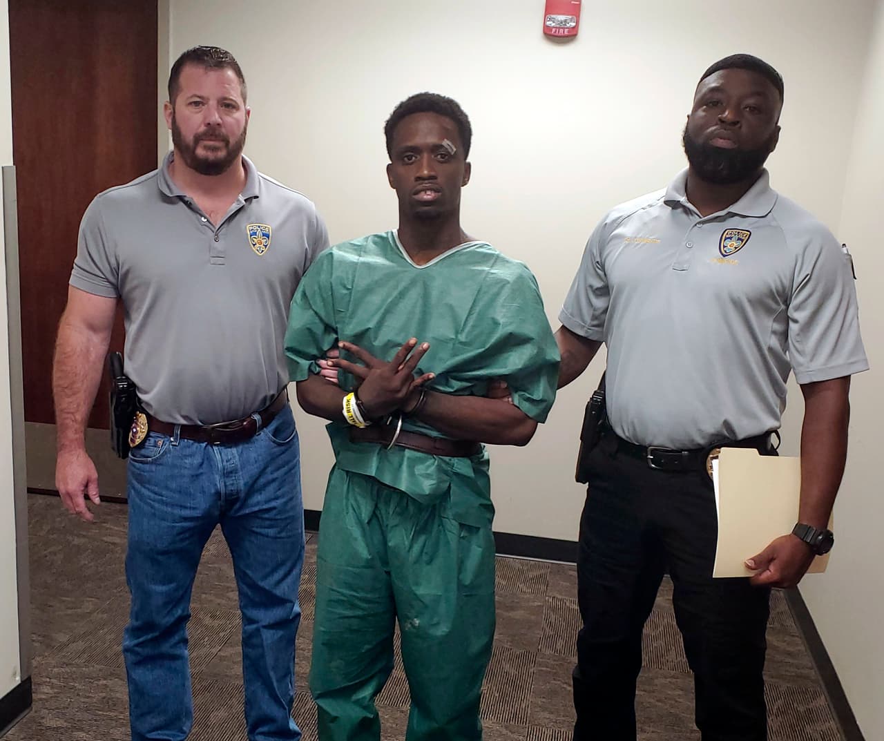 Earl Lee Johnson, al centro, en una foto provista por el departamento de policía de Baton Rouge tras su arresto, este martes 19 de abril de 2022.