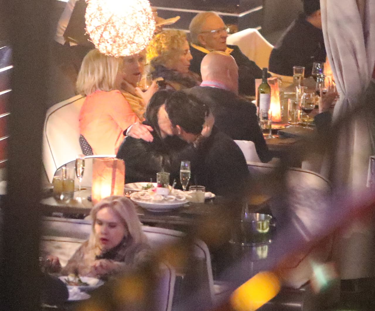 Adriana Lima rompió con el receptor de New England Patriots Julian Edelman hace sólo una semana. Sin embargo, se le vio besándose en un restaurante con el chico malo de los muchachos de Nueva York Mitch, Matt Harvey. Estas son las primeras fotos de la nueva pareja. La pareja llegó en yate y cenaron y tomaron champán por horas en el River Yacht Club el 15 de marzo de 2017, en Miami, Florida.