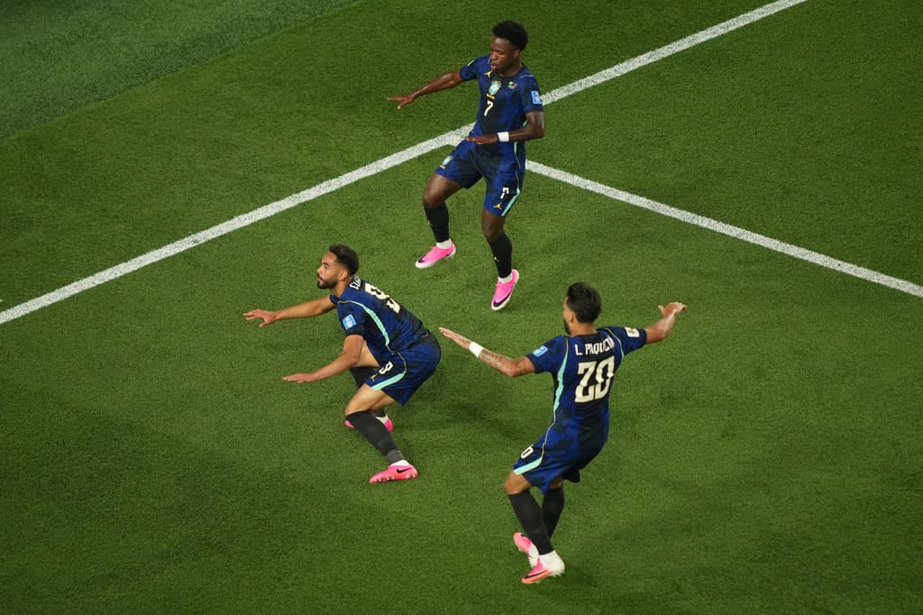 El brasileño Matheus Cunha (9) celebra con Lucas Paquetá (20) y Vinicius Junior (7) tras marcar su segundo gol.