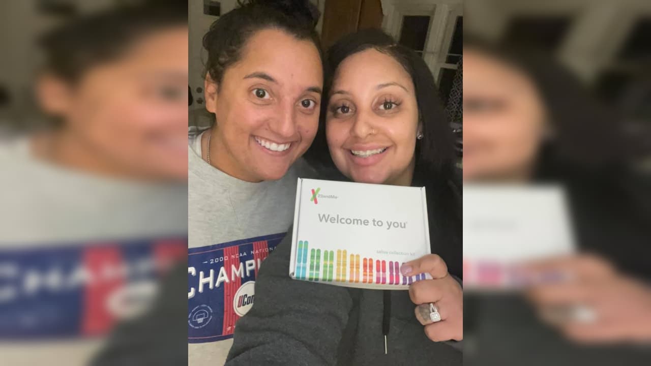 Dos mujeres latinas compañeras de trabajo descubren que son hermanas de sangre 