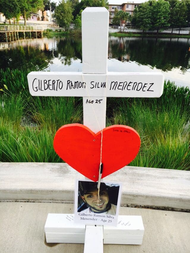 En horas de la mañana del viernes un grupo de personas decidió crear un memorial para los fallecidos en el ataque a Pulse.