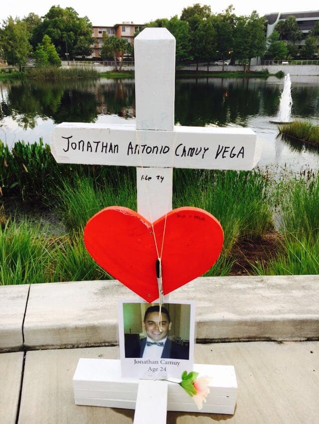 En horas de la mañana del viernes un grupo de personas decidió crear un memorial para los fallecidos en el ataque a Pulse.