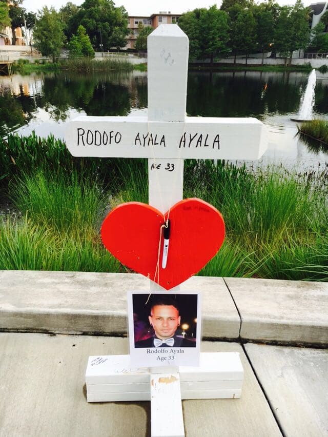 En horas de la mañana del viernes un grupo de personas decidió crear un memorial para los fallecidos en el ataque a Pulse.