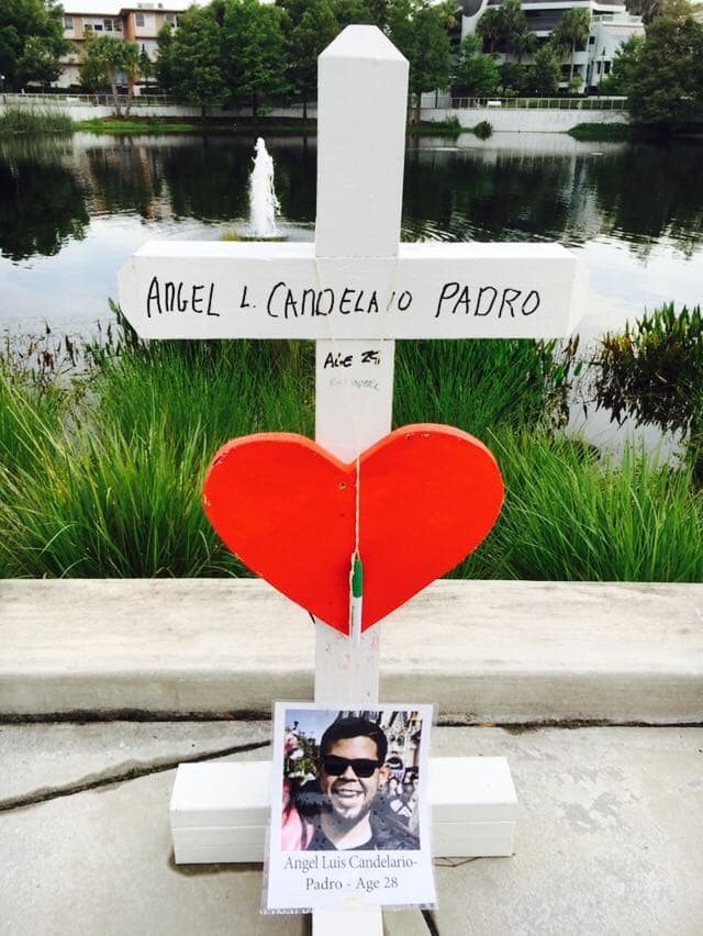 En horas de la mañana del viernes un grupo de personas decidió crear un memorial para los fallecidos en el ataque a Pulse.