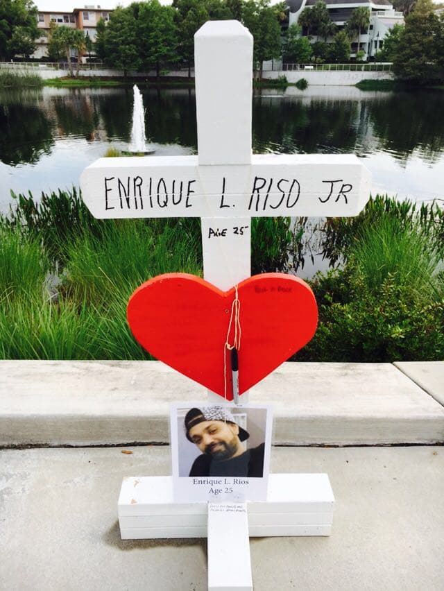 En horas de la mañana del viernes un grupo de personas decidió crear un memorial para los fallecidos en el ataque a Pulse.