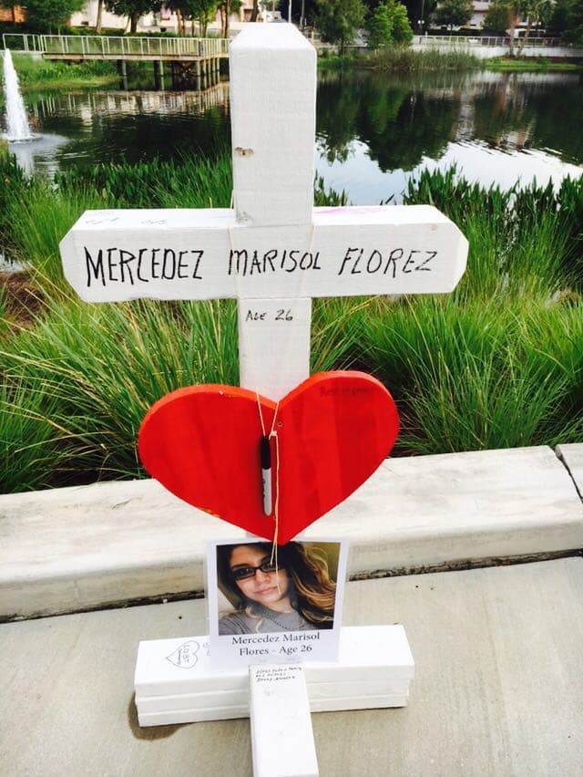 En horas de la mañana del viernes un grupo de personas decidió crear un memorial para los fallecidos en el ataque a Pulse.