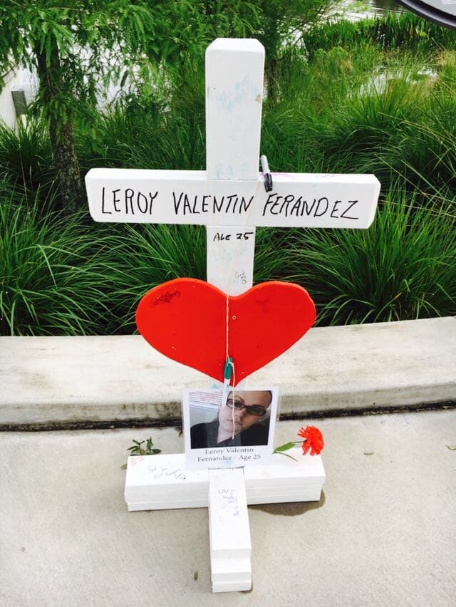 En horas de la mañana del viernes un grupo de personas decidió crear un memorial para los fallecidos en el ataque a Pulse.