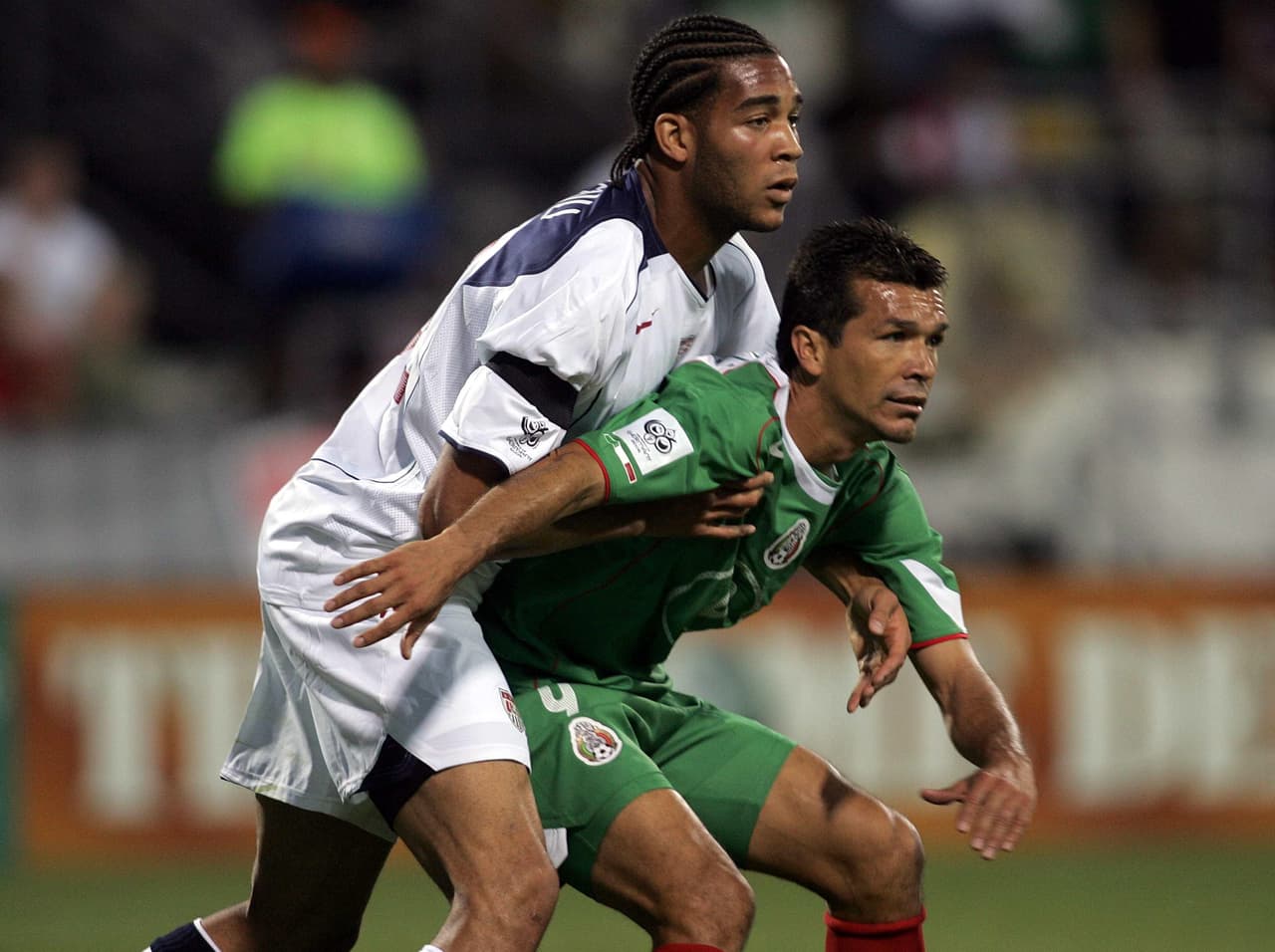 Camino al Mundial de Alemania 2006, Jared Borgetti sufre la ferrea marca de Oguchi Onyewu, quien lo anula todo el partido. El defensor desespera al mexicano, que lo encara, jala y empuja en todas las jugadas disputadas. Al final, Estados Unidos vence a México, 2-0 en Columbus.
