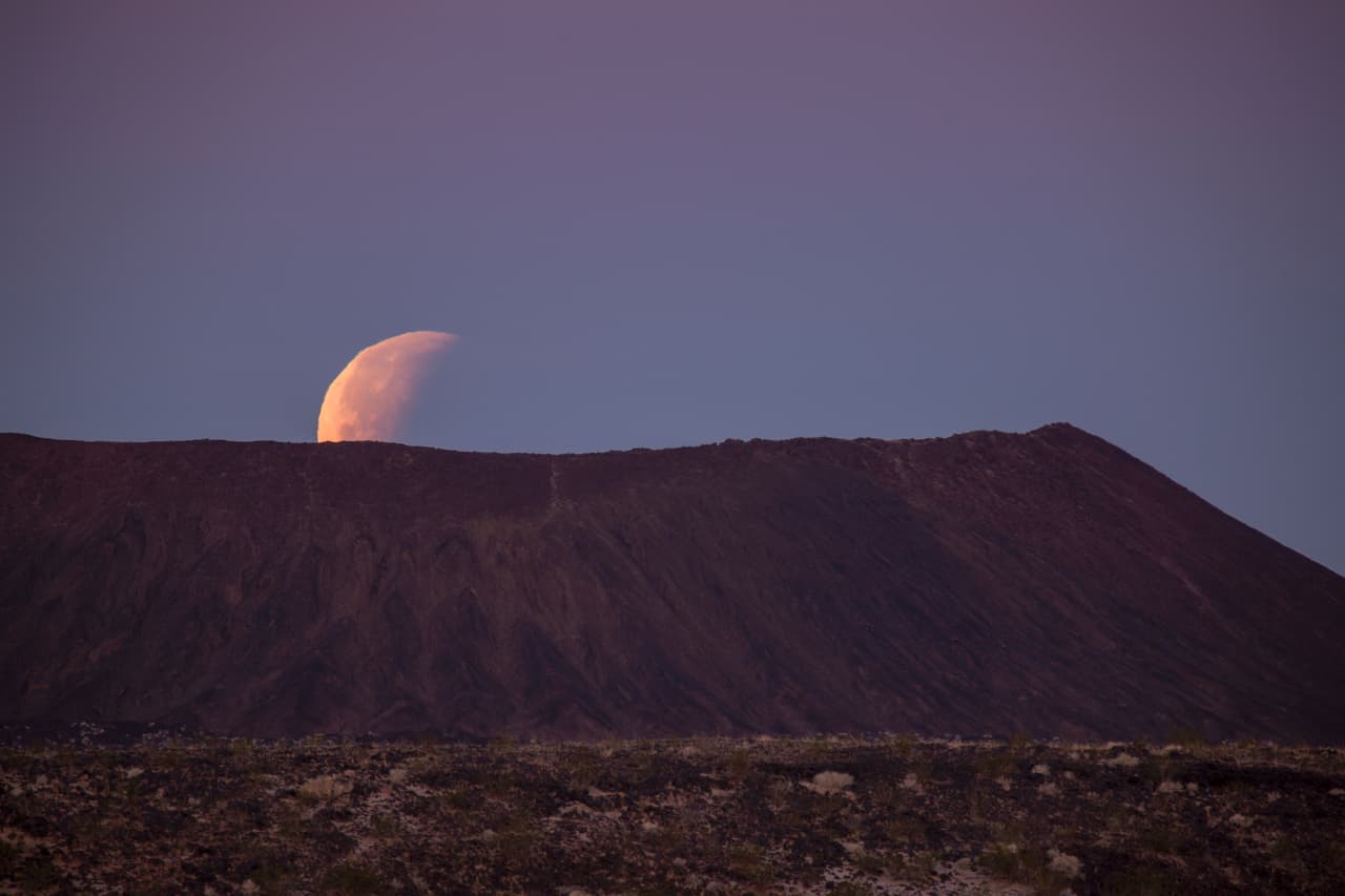 Decenas de curiosos se trasladaron a ver el eclipse en los alrededores del cráter Amboy en el desierto de Mojave, California.