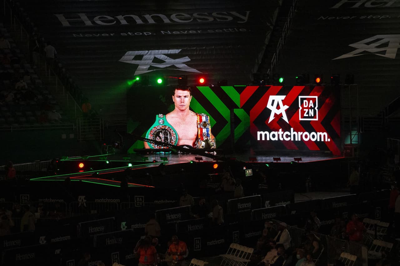 Los primeros episodios, el mexicano castigaba ligeramente a Yildirim. Canelo mandó a la lona al turco en el tercer asalto con un tremendo jab de derecha. Yildirim se levantó, pero ya no salió al cuarto asalto. Fue así como Canelo retuvo los cetros de peso supermediano del CMB y AMB.