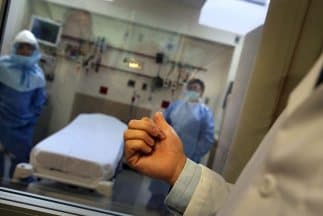 Un hospital de Nueva York realiza pruebas de ébola a médico con síntomas.