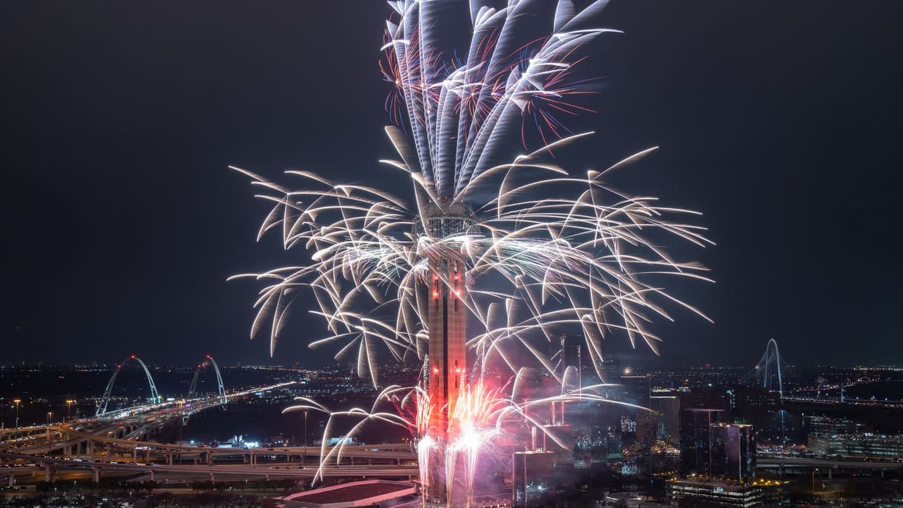 🌟
<b>Deslumbrante espectáculo de luces y drones</b>
<br>La icónica Reunion Tower se convertirá en el epicentro de
<b>más de 5,000 efectos especiales pirotécnicos, 259 luces LED y cerca de 300 drones que pintarán el cielo de Dallas</b> con colores vibrantes. Una sinfonía visual que te dejará sin aliento mientras te despides del año que se va.