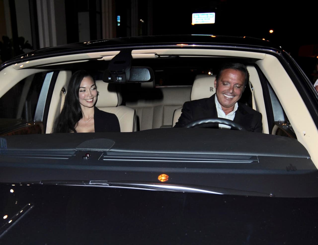 Con el paso de los años, Luis Miguel ha dejado ver una actitud más relajada y ahora es 
<b>él mismo quien maneja sus autos, </b>siendo su consentido un enorme Rolls Royce.