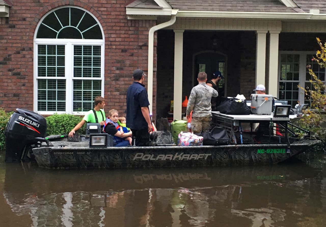 “Al momento 150 (personas) en espera de rescate en New Bern. Tenemos 2 equipos de FEMA de fuera del estado para hacer rescates rápidos por el agua. Hay más en el camino para ayudarnos”,
<a href="https://twitter.com/CityofNewBern/status/1040487129900634112">se lee en un tweet de la cuenta oficial de la ciudad</a>. En esta comunidad 4,200 casas resultaron dañadas, centenares de personas han sido rescatadas en la zona y la mayoría de las viviendas se mantienen sin energía eléctrica.