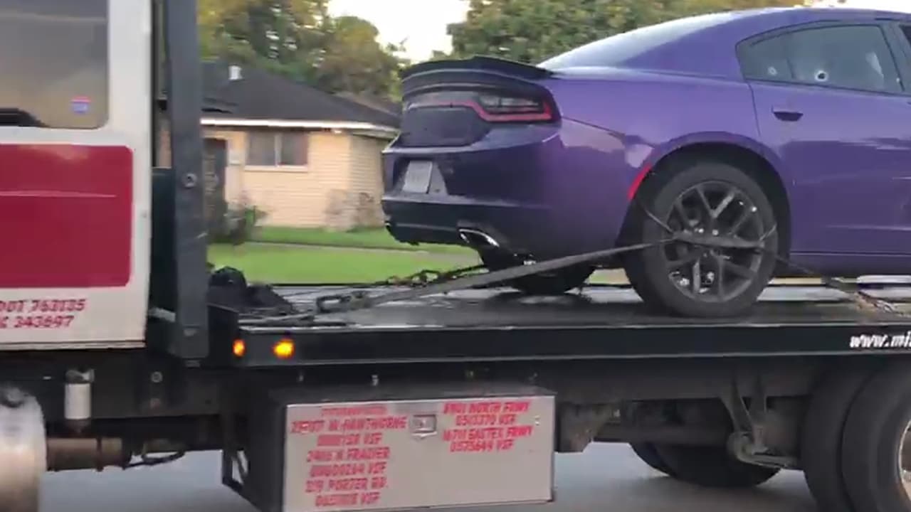 Una mujer estaba a bordo del automotor con las víctimas, pero no fue alcanzada por las balas y está cooperando con los investigadores, dijo un detective en la escena del crimen.