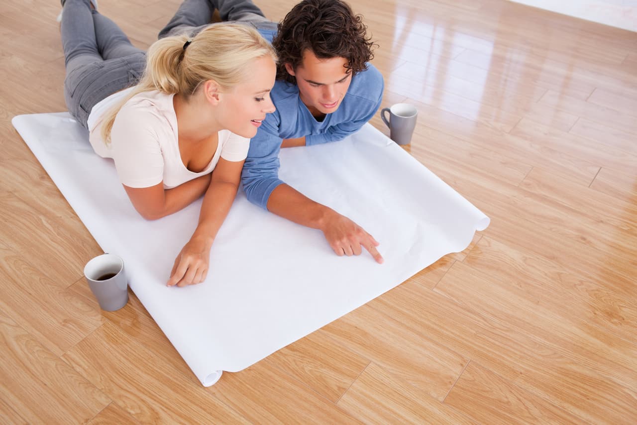 También haz un desglose claro de todos los elementos que intervendrán en cada pequeña renovación, la cantidad de ellos en cada paso y el tiempo que te llevarán. Un plan de acción claro ayudará a mantener el presupuesto y el cronográma sin que se te salga de las manos.