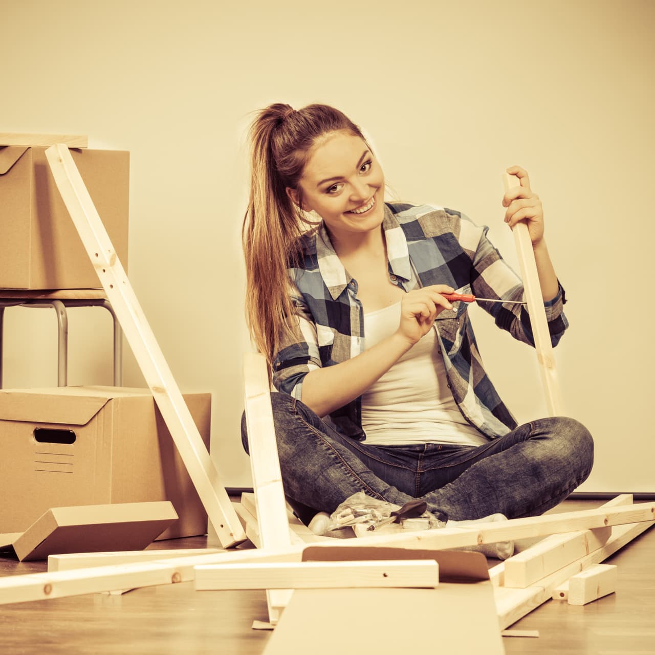 Evalúa honestamente tu nivel de experiencia, requisitos, permisos, regulaciones locales, presupuesto, tiempo y objetivos finales antes de decidir si hacerlo por ti mismo o contratar a un profesional.