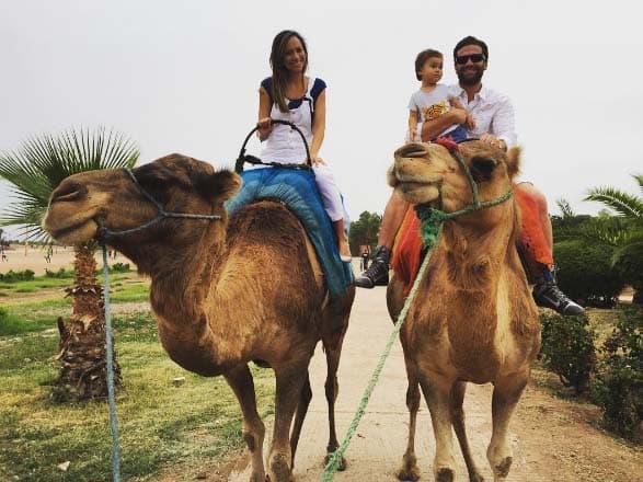 Satcha Pretto: "#tbt Marrakech, Marruecos / Octubre 2015. Bruce estaba encantado en el camello y Alana gozaba en la panza. #throwbackthursday #family". (Julio 27, 2016)