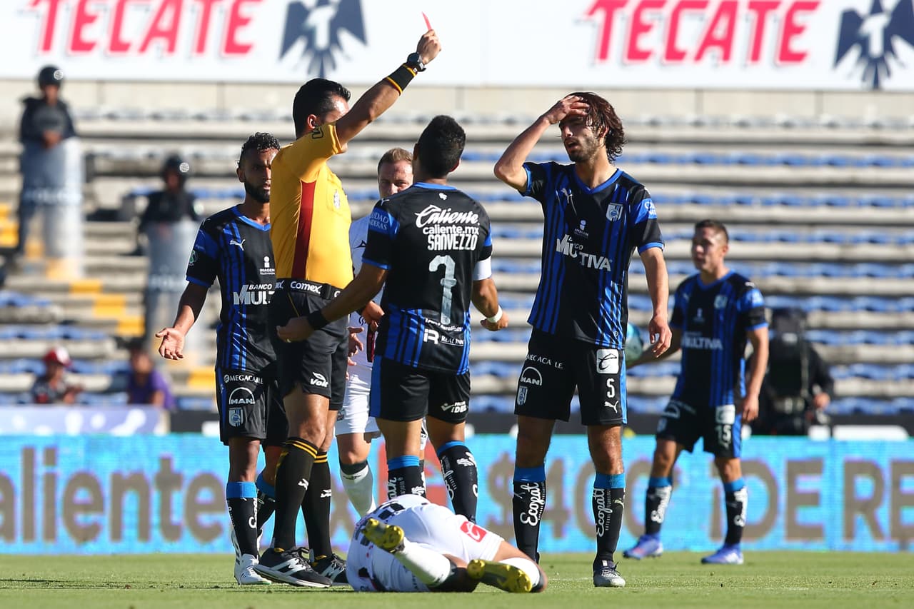 El mediocampista Víctor Milke (centro, derecha) vio la roja directa y por ello Querétaro quedó con 10 hombres desde el minuto 39.