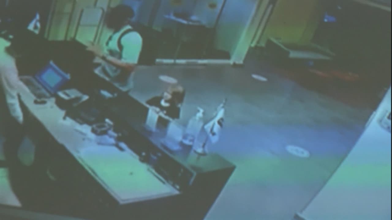 Asesinó a sus dos hijos pequeños en México cegado por teorías conspirativas de QAnon, dice el FBI