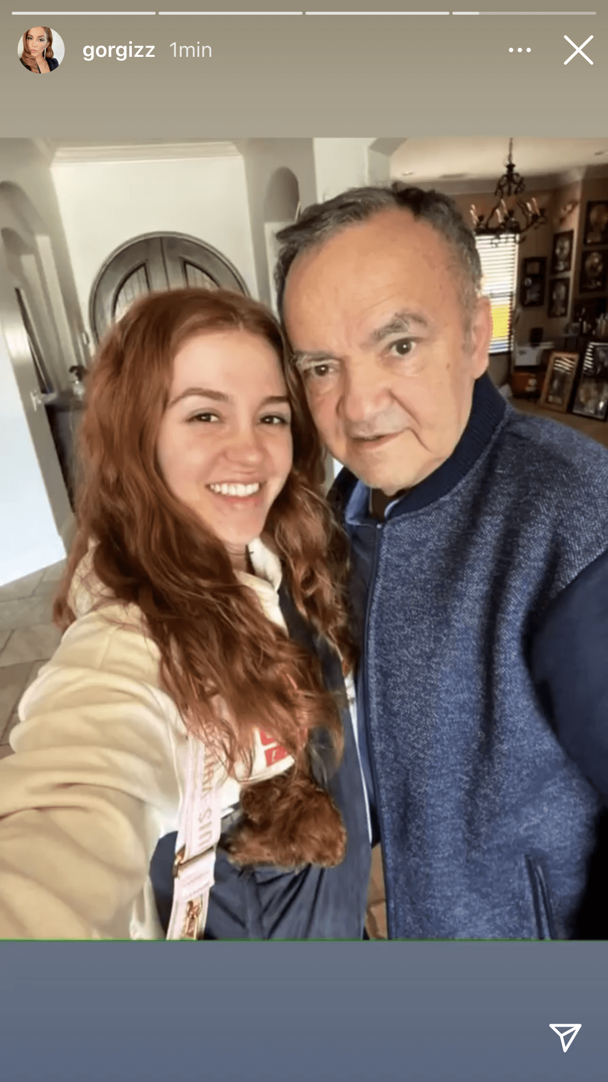 "Se me va hacer difícil seguir adelante sin ti, pero le doy gracias a Dios porque llevo muchos recuerdos bonitos, principios y valores que me enseñaron tú y mi mami 'Chelo' que me ayudarán a seguir dándole para adelante", compartió la joven de 25 años.
<br>