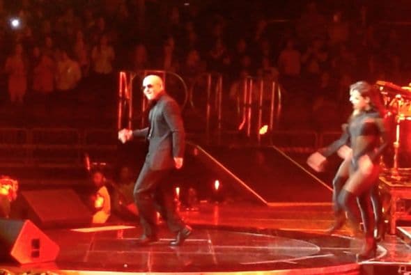 Con el US Airways completamente repleto, Pitbull y Enrique Iglesias hicieron retumbar el centro de Phoenix con un tremendo fiestón que duró más de 3 horas. En el concierto, estaban presentes celebridades como Jessica Cediel del Gordo y La Flaca y William Valdes de Despierta America, entre otros. Durante el show, los fans enloquecieron y corearon los éxitos de ambos artistas. Enrique Iglesias, hasta saltó del escenario para interactuar con su público y tomarse selfies con ellos.