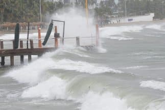 Carlos pasó de ser huracán categoría 1 a tormenta tropical, pero ha dejado daños en Guerrero, México. En la imagen, Acapulco.